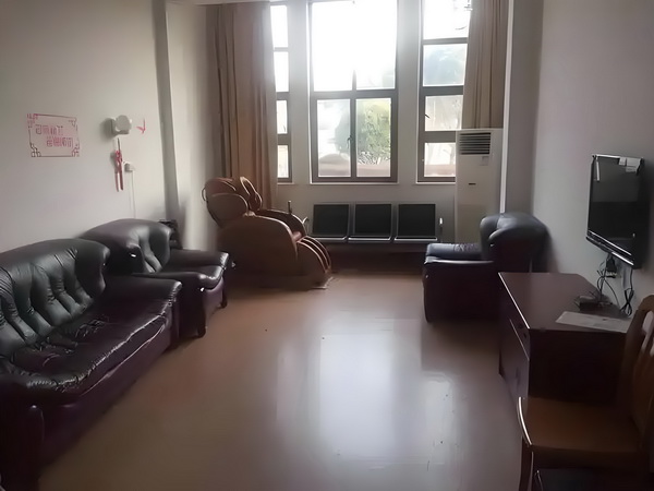 记者：阿代米赛后在更衣室和大家说了很抱歉，他很难过