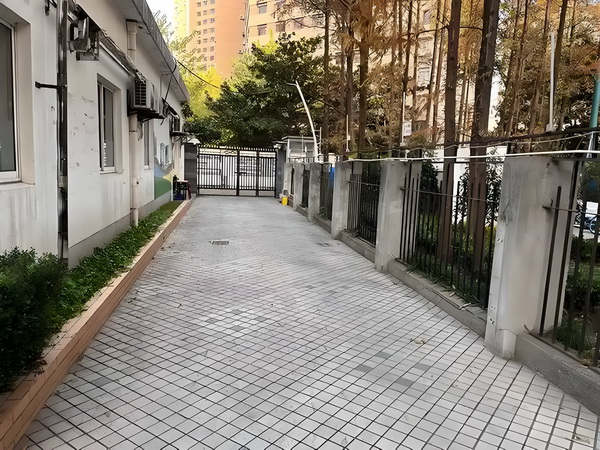 53岁朱茵住山里开破车？