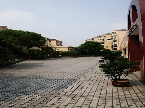 53岁朱茵住山里开破车？