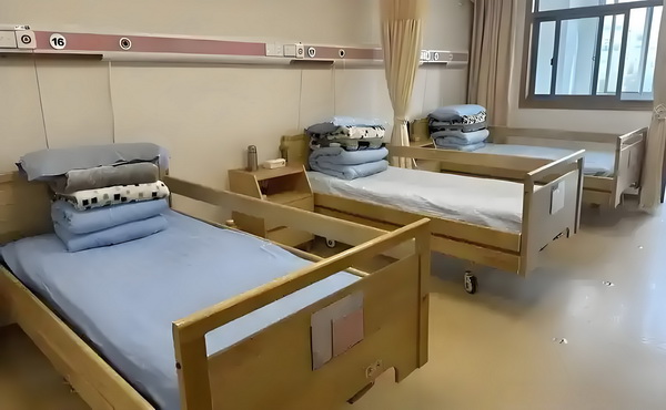 演硬汉成名却情路坎坷，8年不敢谈恋爱，遇小10岁的她成宠妻狂魔